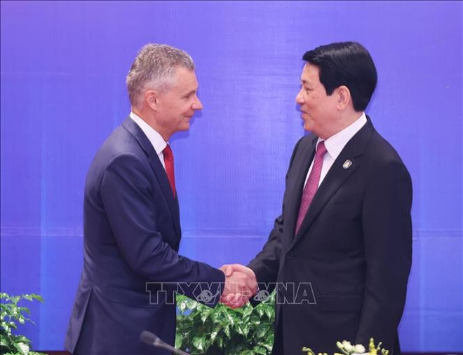 El presidente de Vietnam, Luong Cuong (derecha), recibe a Matt Thistlethwaite, ministro adjunto de Relaciones Exteriores y Comercio de Australia (Foto: VNA) 1761382957101.jpg