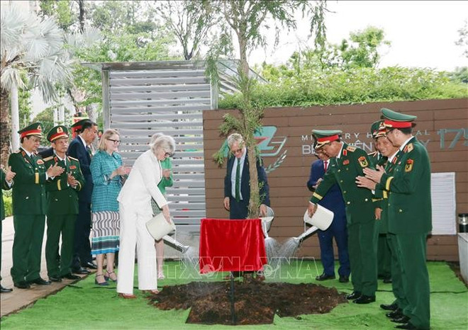 La gobernadora general de Australia, Sam Mostyn, su esposo y Nguyen Truong Thang, viceministro vietnamita de Defensa, plantan árboles conmemorativos en el hospital. (Foto: VNA) toan-quyen-trong-cay.jpg
