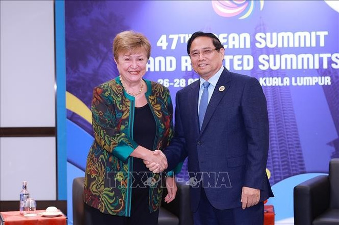 El primer ministro de Vietnam, Pham Minh Chinh, saluda a la directora gerente del FEM, Kristalina Georgieva (Foto: VNA) vna-potal-thu-tuong-pham-minh-chinh-gap-tong-giam-doc-quy-tien-te-quoc-te-imf-kristalina-georgieva-stand.jpg