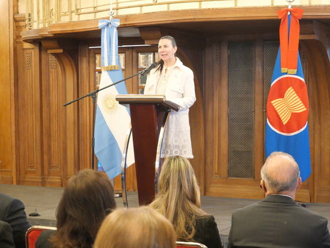 La presidenta del Grupo Parlamentario de Amistad Argentina - Indonesia, la diputada Karrina Bachey, interviene en el seminario (Foto: VNA) p1005154.jpg