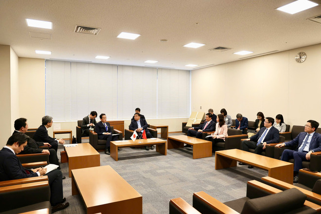 El viceprimer ministro vietnamita Nguyen Chi Dung se reúne con el exprimer ministro japonés Kishida Fumio (Foto: VNA) pttg-nguyen-chi-dung-gap-nguyen-ttg-nb-3.jpg
