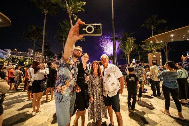 En 2025, Phu Quoc aspira a recibir siete millones de visitantes, lo que subraya la urgente necesidad de ampliar su aeropuerto internacional. (Foto: Sun Group) du-khach-quoc-te.jpg