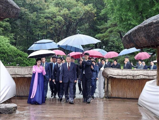 El secretario general del Partido Comunista de Vietnam, To Lam, visita Mangyongdae, la ciudad natal del presidente Kim Il Sung (Foto: VNA) lang-van-canh-2.jpg