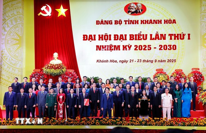 Delegados participantes en la cita (Foto: VNA) chu-tich-quoc-hoi-dang-bo-tinh-khanh-hoa-20.jpg