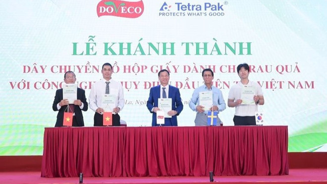 Ceremonia de firma de cooperación con socios de Doveco (Foto: nhandan.vn) ky-ket-1583.jpg