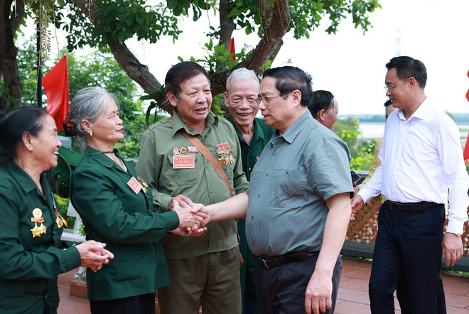 El primer ministro Pham Minh Chinh se reúne con los veteranos en el Templo de los Mártires de Truong Son, en la terminal de ferry de Long Dai. (Foto: VNA) vna-potal-thu-tuong-dang-huong-tuong-niem-anh-hung-liet-si-tai-quang-tri-8174387.jpg