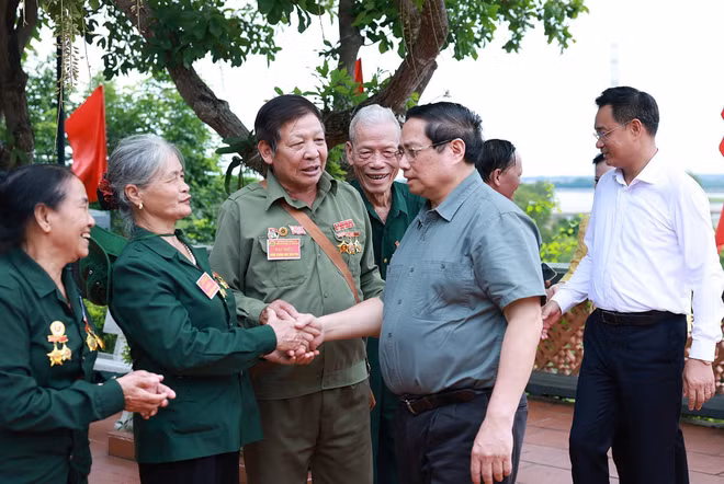 vna-potal-thu-tuong-dang-huong-tuong-niem-anh-hung-liet-si-tai-quang-tri-8174387.jpg