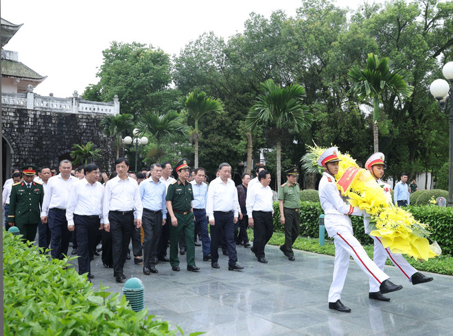 El secretario general del Partido Comunista de Vietnam, To Lam, y los delegados rinden homenaje a los mártires en el Cementerio Nacional de los Mártires A1 (Foto: VNA) vna-potal-tong-bi-thu-to-lam-tuong-niem-anh-hung-liet-si-tai-nghia-trang-liet-si-quoc-gia-a1-o-dien-bien-8174564.jpg