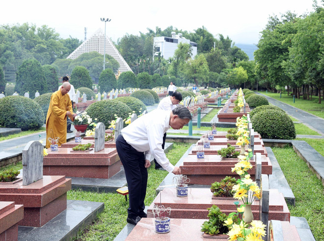 El secretario general del Partido Comunista de Vietnam, To Lam, coloca inciensos en homenaje a los mártires (Foto: VNA) vna-potal-tong-bi-thu-to-lam-tuong-niem-anh-hung-liet-si-tai-nghia-trang-liet-si-quoc-gia-a1-o-dien-bien-8174555.jpg