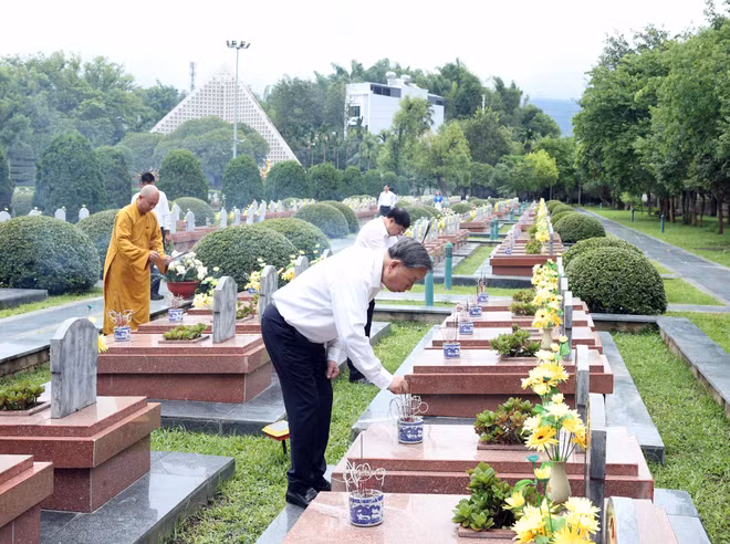 vna-potal-tong-bi-thu-to-lam-tuong-niem-anh-hung-liet-si-tai-nghia-trang-liet-si-quoc-gia-a1-o-dien-bien-8174555.jpg