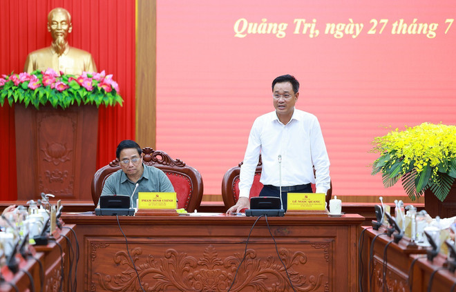 El secretario del Comité partidista de Quang Tri, Le Ngoc Quang, habla en la reunión (Foto: VNA) vna-potal-thu-tuong-lam-viec-voi-ban-thuong-vu-tinh-uy-quang-tri-8174603.jpg