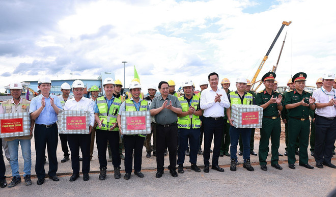El primer ministro Pham Minh Chinh entrega obsequios a las unidades encargadas de la construcción de la terminal T2 del Aeropuerto Dong Hoi (Foto: VNA) vna-potal-thu-tuong-kiem-tra-tien-do-du-an-nha-ga-t2-cang-hang-khong-dong-hoi-8174964.jpg