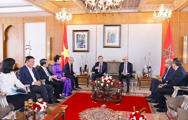 La delegación vietnamita fue despedida por el presidente de la Cámara de Representantes de Marruecos, Rachid Talbi Alami (Foto: VNA) vna-potal-chu-tich-quoc-hoi-tran-thanh-man-va-phu-nhan-ket-thuc-tot-dep-chuyen-tham-chinh-thuc-vuong-quoc-maroc-8174897-1.jpg
