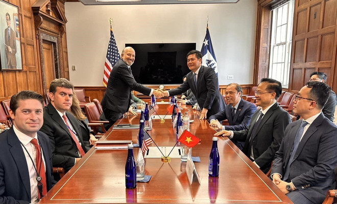 El ministro de Industria y Comercio de Vietnam, Nguyen Hong Dien, trabaja con el secretario de Comercio de Estados Unidos, Howard Lutnick, para negociar sobre el acuerdo comercial recíproco entre los dos países (Foto: VNA) vna-potal-viet-nam-hoa-ky-30-nam-vuot-qua-khac-biet-cung-co-quan-he-doi-tac-chien-luoc-toan-dien-8134919.jpg