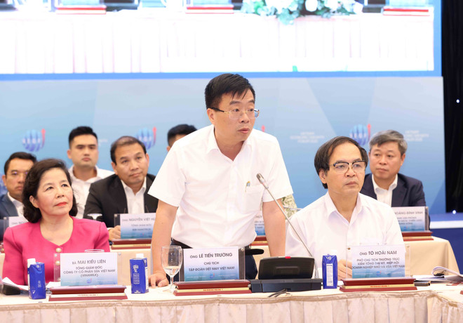 Le Tien Truong, presidente del Grupo de Textiles de Vietnam, habla en la cita (Foto: VNA) vna-potal-dien-dan-tang-truong-kinh-te-viet-nam-2025-cac-giai-phap-chien-luoc-thuc-day-tang-truong-kinh-te-hai-con-so-trong-ky-nguyen-moi-ky-nguy-8137627.jpg