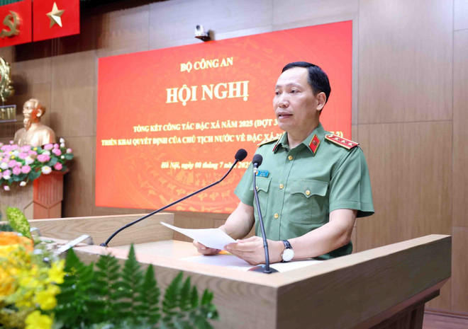 El coronel general Le Van Tuyen, viceministro de Seguridad Pública, habla en la cita (Foto: VNA) vna-potal-bo-cong-an-tong-ket-cong-tac-dac-xa-nam-2025-dot-3042025-8137490-1.jpg