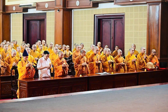 En el evento (Fuente: VNA) vna-potal-dai-le-cau-nguyen-quoc-thai-dan-an-danh-dau-thoi-khac-lich-su-thieng-lieng-cua-dat-nuoc-8124222.jpg