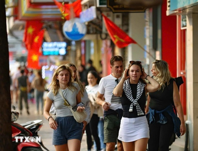 Turistas extranjeros pasean por el casgo antiguo de Hanoi (Foto: VNA) khach-du-lich-quoc-te-2512.jpg