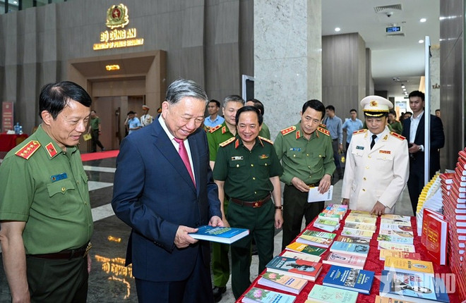 El secretario general del Partido Comunista de Vietnam, To Lam, visita una exposición de libros en la cita (Foto: https://www.qdnd.vn/) 2.jpg