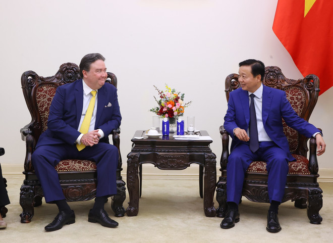 El viceprimer ministro Tran Hong Ha (derecha) dialoga con el embajador de Estados Unidos en Vietnam, Marc Knapper (Foto: VNA) vna-potal-pho-thu-tuong-tran-hong-ha-tiep-dai-su-hoa-ky-marc-knapper-8139644.jpg