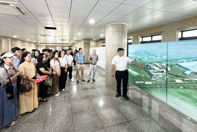 Turistas visitan el centro de control de la línea de metro 2A, que va desde la estación Cat Linh a la de Yen Nghia. (Foto: Hanoimoi.vn) du-khach.jpg