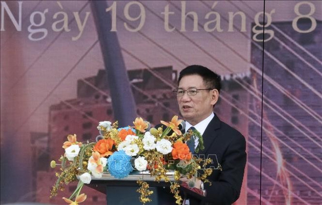 El viceprimer ministro Ho Duc Phoc interviene en la cita (Foto: VNA) vna-potal-le-ra-mat-toa-thap-trung-tam-tai-chinh-quoc-te-saigon-marina-ifc-stand-1.jpg