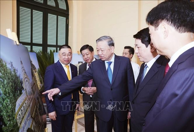 El secretario general To Lam y el Presidente Luong Cuong visitan el edificio (Foto: VNA) vna-potal-tong-bi-thu-va-chu-tich-nuoc-du-le-ban-giao-tru-so-lam-viec-co-quan-chu-tich-nuoc-stand-1.jpg