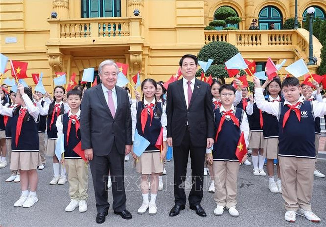 El presidente de Vietnam, Luong Cuong, y el secretario general de la ONU, António Guterres, en la ceremonia (Foto: VNA) cnt2.jpg