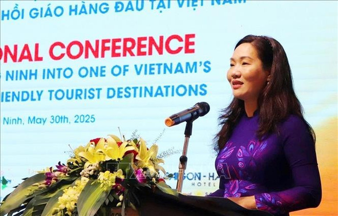 La vicepresidenta del Comité Popular de Quang Ninh, Nguyen Thi Hanh, interviene en la cita (Foto: VNA) quang-ninh-300525.jpg