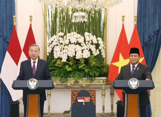 El secretario general del Partido Comunista de Vietnam, To Lam (izquierda), y el presidente indonesio, Prabowo Subianto, en la rueda de prensa (Foto: VNA) vna-potal-nang-cap-quan-he-viet-nam-indonesia-len-doi-tac-chien-luoc-toan-dien-7905235.jpg