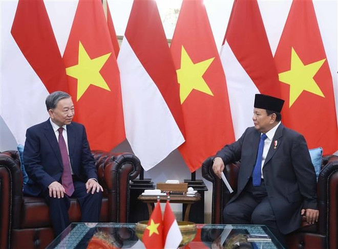 El secretario general del Partido Comunista de Vietnam, To Lam (izquierda), y el presidente indonesio, Prabowo Subianto, sostienen una reunión a puerta cerrada (Foto: VNA) vna-potal-le-don-chinh-thuc-tong-bi-thu-to-lam-va-phu-nhan-tham-cap-nha-nuoc-toi-cong-hoa-indonesia-7905057.jpg