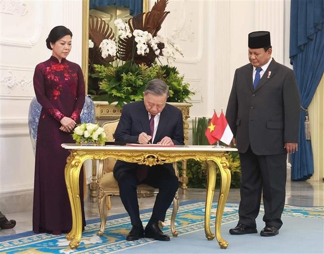 El secretario general del Partido Comunista de Vietnam, To Lam, firma el libro de visitas (Foto: VNA) vna-potal-le-don-chinh-thuc-tong-bi-thu-to-lam-va-phu-nhan-tham-cap-nha-nuoc-toi-cong-hoa-indonesia-7905046.jpg