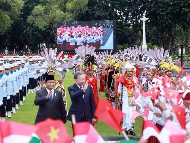 El secretario general del Partido Comunista de Vietnam, To Lam (derecha), y el presidente de Indonesia, Prabowo Subianto, en la ceremonia (Foto: VNA) vna-potal-le-don-chinh-thuc-tong-bi-thu-to-lam-va-phu-nhan-tham-cap-nha-nuoc-toi-cong-hoa-indonesia-7905033.jpg