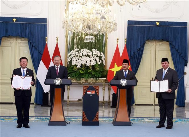 Entrega de documentos de cooperación entre ambos países (Foto: VNA) vna-potal-tong-bi-thu-to-lam-va-tong-thong-cong-hoa-indonesia-chu-tich-dang-phong-trao-indonesia-vi-dai-gerindra-prabowo-subianto-chung-kien-le-trao-c-7905200.jpg
