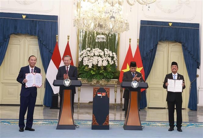 En la entrega de documentos de cooperación entre ambos países (Foto: VNA) vna-potal-tong-bi-thu-to-lam-va-tong-thong-cong-hoa-indonesia-chu-tich-dang-phong-trao-indonesia-vi-dai-gerindra-prabowo-subianto-chung-kien-le-trao-c-7905196.jpg