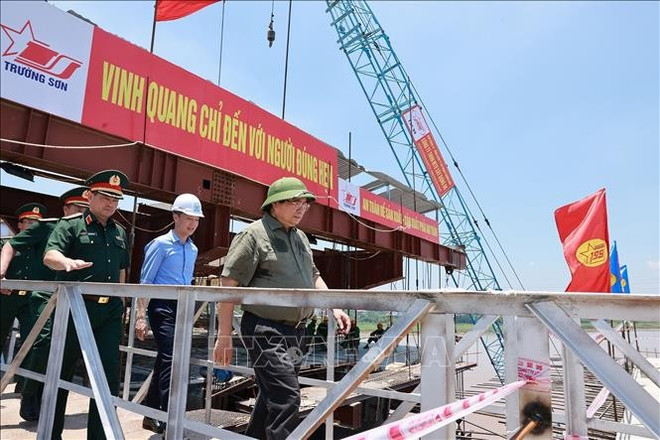 El primer ministro de Vietnam, Pham Minh Chinh, inspecciona el progreso del nuevo puente Phong Chau, en la provincia de Phu Tho (Foto: VNA) cau-phong-chau.jpg