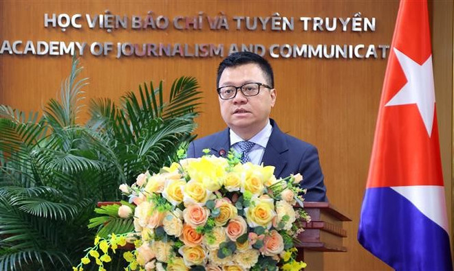Le Quoc Minh, presidente de la VJA y editor jefe del periódico Nhan Dan (Pueblo), interviene en la cita (Foto: VNA) vna-potal-gap-mat-cac-can-bo-nha-bao-cua-viet-nam-tung-hoc-tap-cong-tac-tai-cuba-8076671.jpg