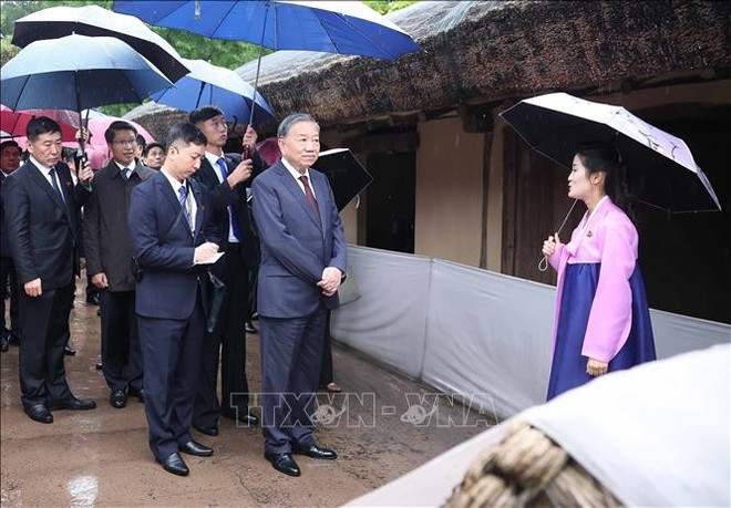 El secretario general del Partido Comunista de Vietnam, To Lam, visita Mangyongdae, la ciudad natal del presidente Kim Il Sung (Foto: VNA) tbt-tham-lang-van-canh.jpg