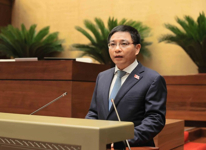 El ministro de Finanzas, Nguyen Van Thang, presenta el informe en la cita (Foto: VNA) vna-potal-quoc-hoi-thao-luan-ve-du-thao-luat-quan-ly-va-dau-tu-von-nha-nuoc-tai-doanh-nghiep-8028568.jpg