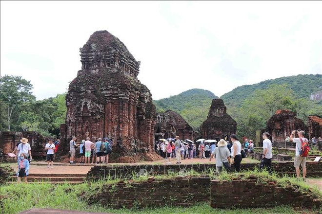 Turistas visitan el Santuario de My Son, un patrimonio cultural mundial en Vietnam (Foto: VNA) du-khach-060725.jpg