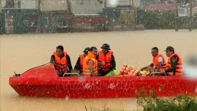 Los agentes de seguridad pública de Thanh Hoa despliegan urgentemente planes de rescate, evacuan a la gente de zonas peligrosas y suministran alimentos y artículos de primera necesidad a las zonas aisladas de la comuna de Nong Cong. (Foto: VNA) cuu-te.jpg