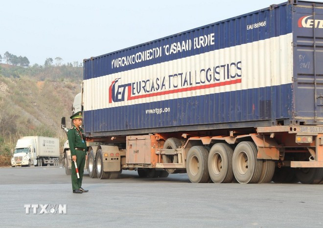 En el puesto fronterizo internacional de Huu Nghi, en la provincia norteña de Lang Son. (Foto: VNA) hang-lau-lang-son-3.jpg