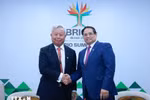 El primer ministro de Vietnam, Pham Minh Chinh, y el presidente del AIIB, Jin Liqun. (Fuente: VNA)