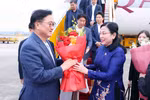 Nguyen Thanh Hai, jefa de la Comisión de Ciencia, Tecnología y Medio Ambiente de la Asamblea Nacional y presidenta del Grupo de Parlamentarios de Amistad Vietnam –Corea del Sur, recibe al presidente de la Asamblea Nacional de Corea del Sur, Woo Won Shik, en el aeropuerto internacional de Noi Bai. (Foto: VNA)