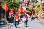Recorren por bicicleta en la ciudad antigua de Hoi An. (Fuente: VNA)
