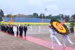 Una delegación de dirigentes y exdirigentes del Partido y Estado rinde homenaje al Presidente Ho Chi Minh en su Mausoleo. (Fuente: VNA)