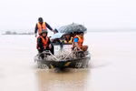 Buques especializados de la Armada son movilizados para apoyar el rescate de personas en la provincia de Khanh Hoa. Foto: VNA