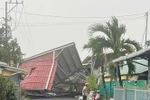 Fuertes lluvias y tormentas eléctricas provocan el derrumbe de un almacén de arroz de una empresa en la comuna de Dinh Thanh (provincia de An Giang). Foto: VNA