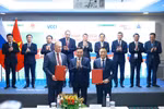 El primer ministro Le Minh Hung presencia la entrega del certificado de inversión para los bloques PSC 01/17 y 02/17 en la plataforma continental vietnamita entre PetroVietnam y el Grupo Zarubezhneft. Foto: VNA