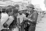 El reportero Hua Kiem, de la Agencia Vietnamita de Noticias, se reunió con la población de Saigón para compartir noticias y fotos sobre la victoria de la histórica Campaña de Ho Chi Minh de 1975, que liberó por completo el Sur y reunificó el país. (Foto: VNA)